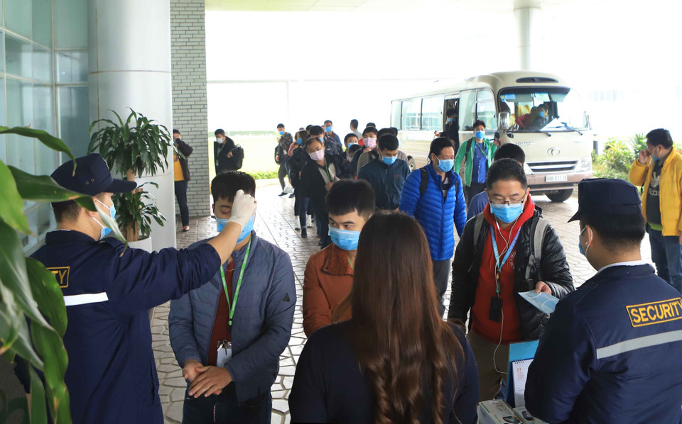 Tất cả công nhân, cán bộ, khách hàng đến làm việc tại Công ty TNHH Compal Việt Nam trong khu công nghiệp Bá Thiện 1 (huyện Bình Xuyên) đều được đo nhiệt độ để phòng chống dịch COVID-19. (Ảnh: Hoàng Hùng/TTXVN)