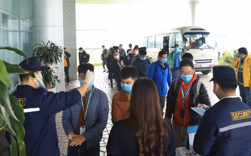 Tất cả công nhân, cán bộ, khách hàng đến làm việc tại Công ty TNHH Compal Việt Nam trong khu công nghiệp Bá Thiện 1 (huyện Bình Xuyên) đều được đo nhiệt độ để phòng chống dịch COVID-19. (Ảnh: Hoàng Hùng/TTXVN)