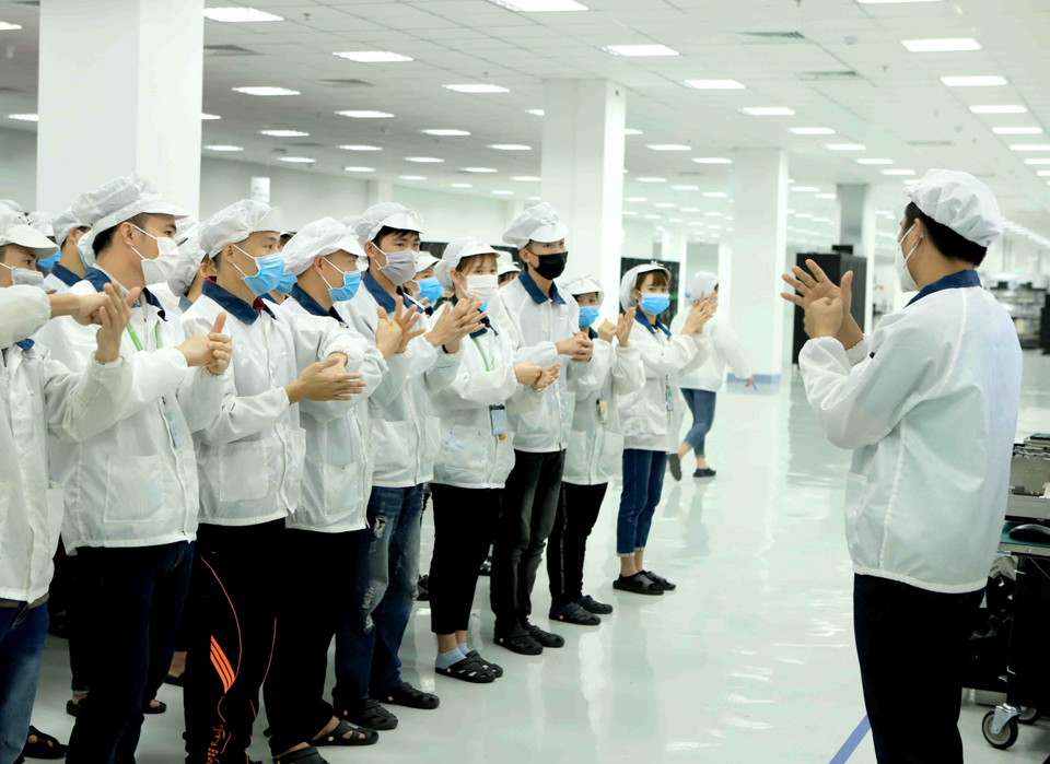 Công ty TNHH Compal Việt Nam trong khu công nghiệp Bá Thiện 1 (huyện Bình Xuyên) hướng dẫn cho công nhân rửa tay bằng dung dịch sát khuẩn đúng cách. (Ảnh: Hoàng Hùng/TTXVN)