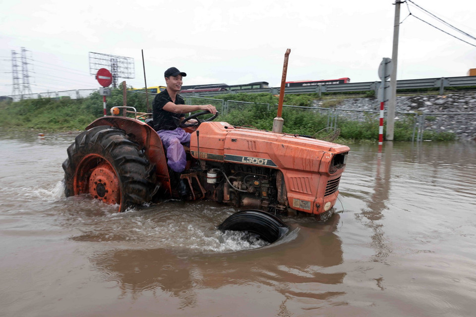 Đường gom cao tốc Pháp Vân – Cầu Giẽ đoạn qua xã Văn Giáp, huyện Thường Tín bị ngập nước khiến giao thông đi lại khó khăn. (Ảnh: Trần Việt/TTXVN)