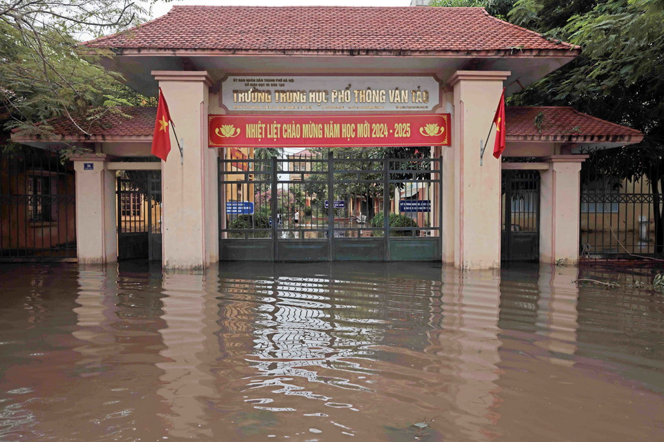 Trường THPT Vân Tảo, Thường Tín nước vẫn ngập sâu. (Ảnh: Trần Việt/TTXVN)