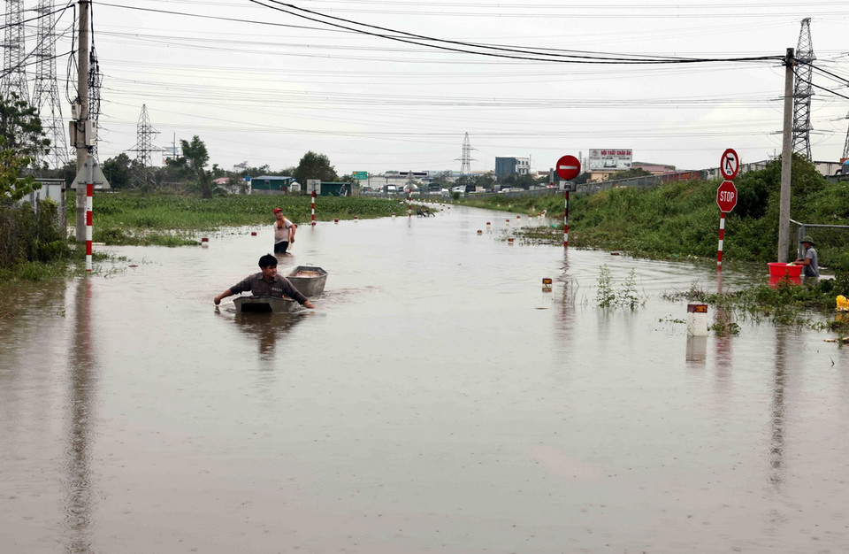 Nhiều đoạn đường gom cao tốc Pháp Vân – Cầu Giẽ đoạn qua huyện Thường Tín bị ngập nước khiến các phương tiện không thể đi lại. (Ảnh: Trần Việt/TTXVN)