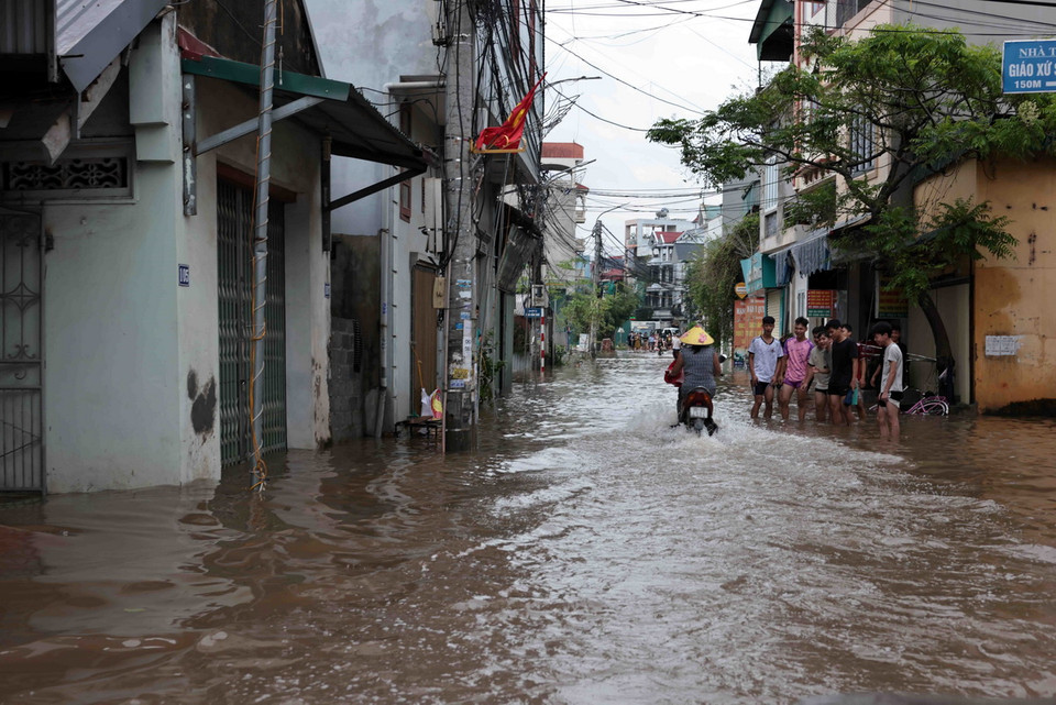 Nhiều nhà dân ở thôn Sở Hạ, xã Ninh Sở bị ngập nước. (Ảnh: Trần Việt/TTXVN)