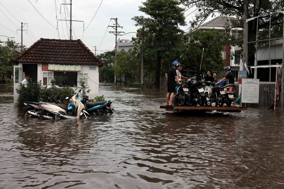 Nước ngập sâu tại đường vào Khu công nghiệp Hà Bình Phương, huyện Thường Tín khiến nhiều doanh nghiệp phải ngừng sản xuất. (Ảnh: Trần Việt/TTXVN)