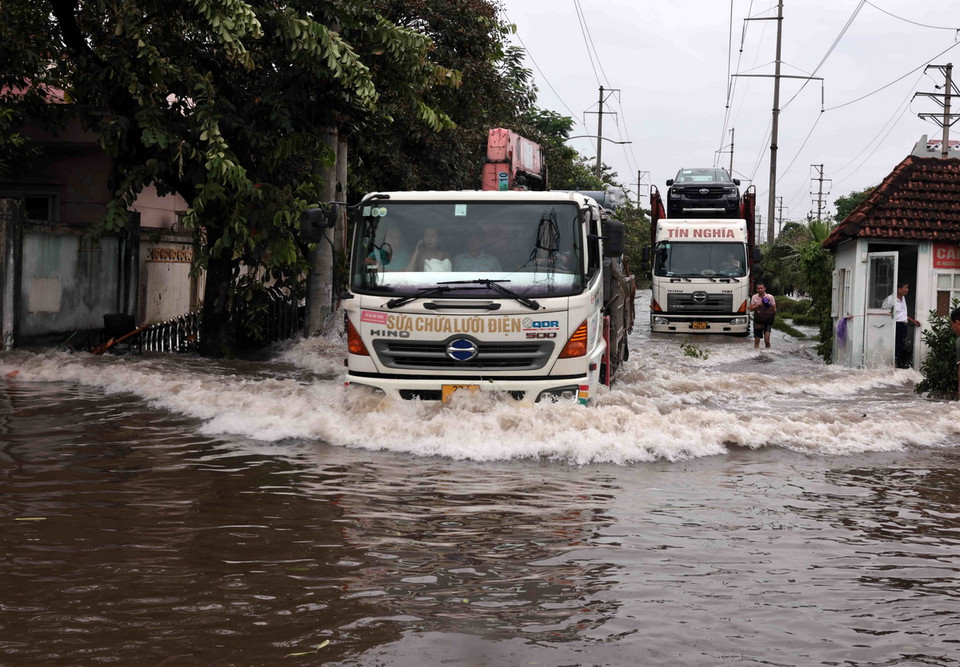 Nước ngập sâu tại đường vào Khu công nghiệp Hà Bình Phương, huyện Thường Tín khiến nhiều doanh nghiệp phải ngừng sản xuất. (Ảnh: Trần Việt/TTXVN)