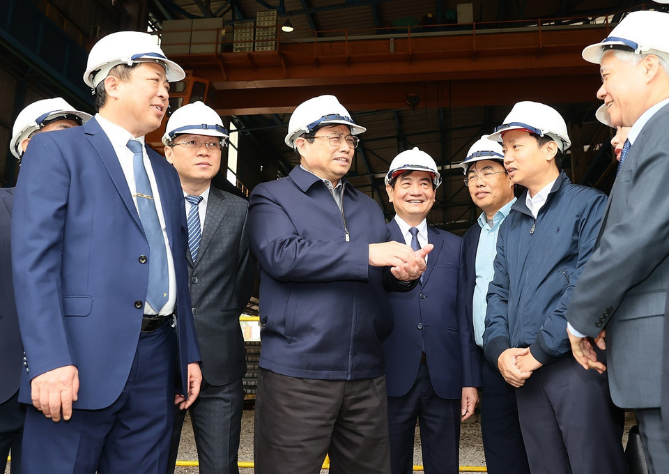 Thủ tướng Phạm Minh Chính thăm Phân xưởng luyện thép của Nhà máy Gang thép Cao Bằng. (Ảnh: Dương Giang/TTXVN)