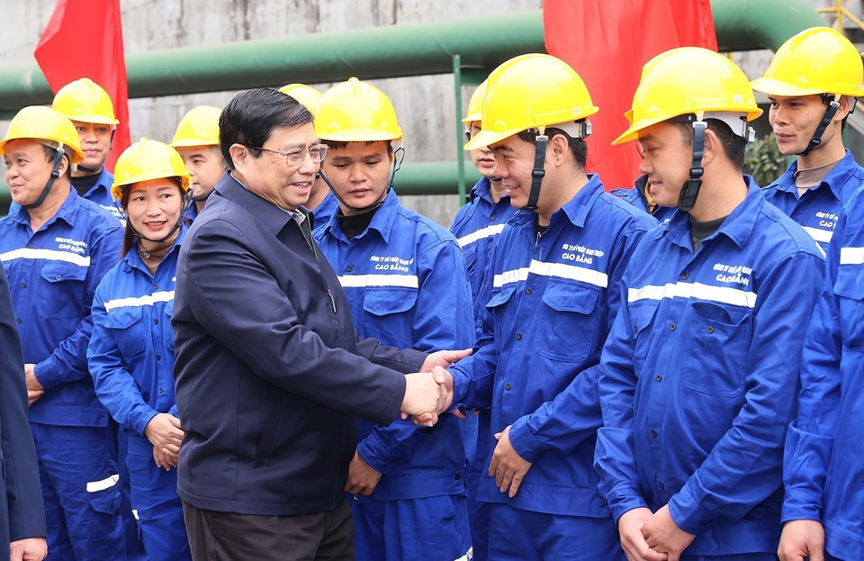 Thủ tướng Phạm Minh Chính với công nhân Nhà máy Gang thép Cao Bằng. (Ảnh: Dương Giang/TTXVN)