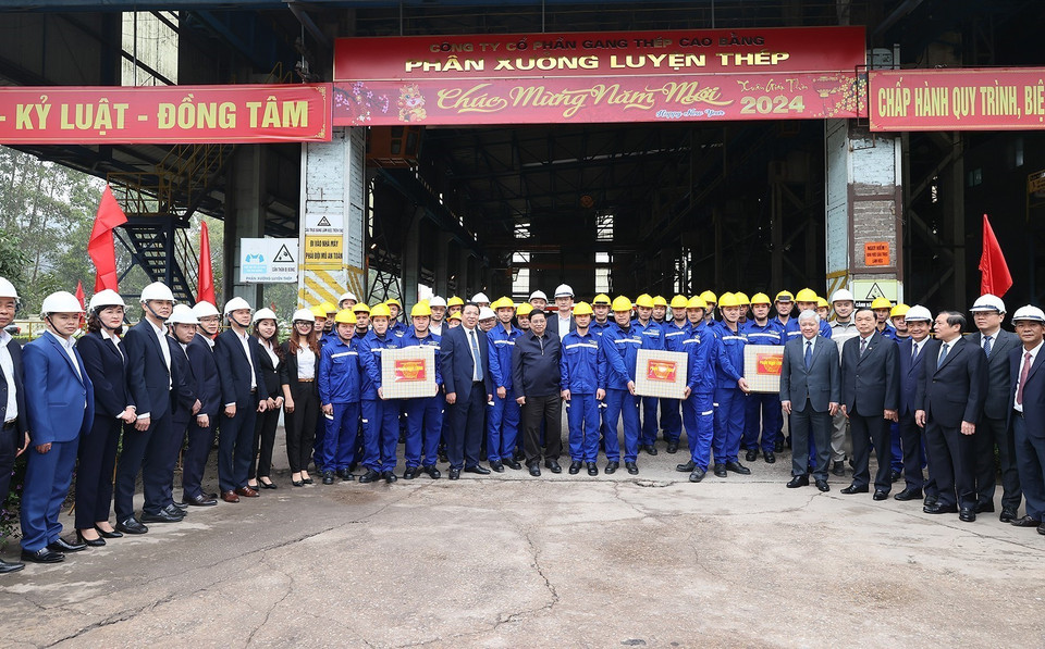 Thủ tướng Phạm Minh Chính tặng quà cho công nhân Nhà máy Gang thép Cao Bằng. (Ảnh: Dương Giang/TTXVN)