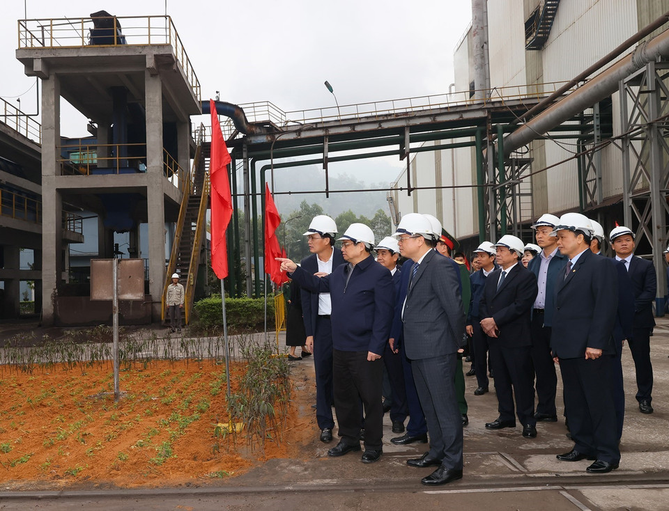 Thủ tướng Phạm Minh Chính thăm Phân xưởng luyện thép của Nhà máy Gang thép Cao Bằng. (Ảnh: Dương Giang/TTXVN)