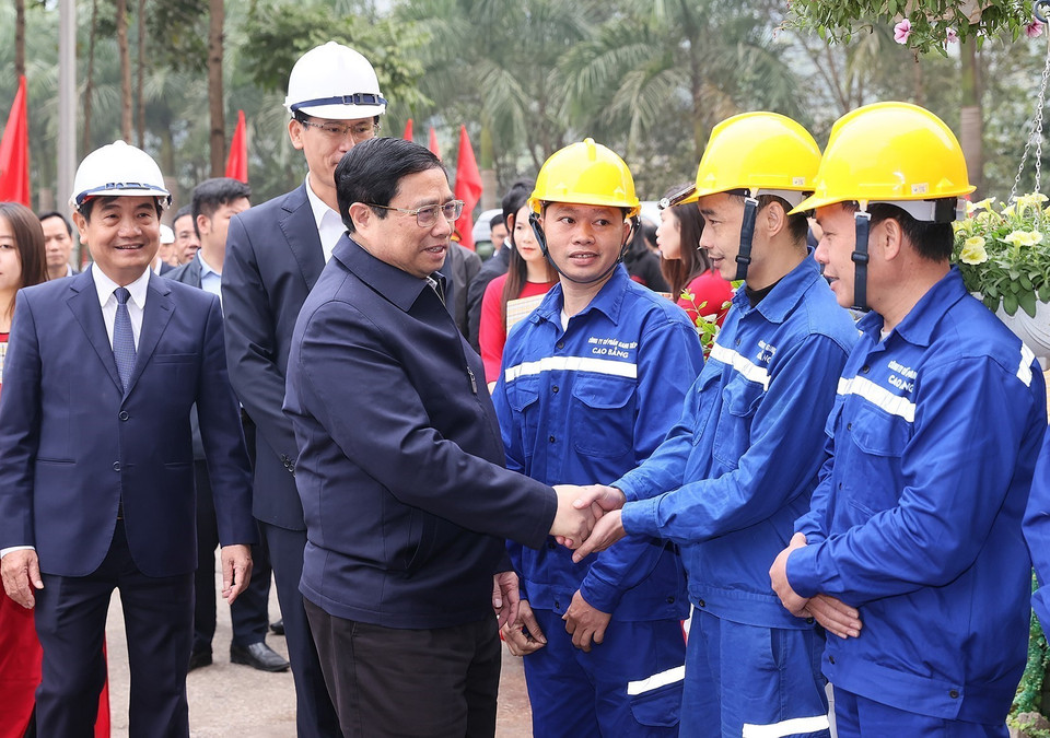 Thủ tướng Phạm Minh Chính với công nhân Nhà máy Gang thép Cao Bằng. (Ảnh: Dương Giang/TTXVN)