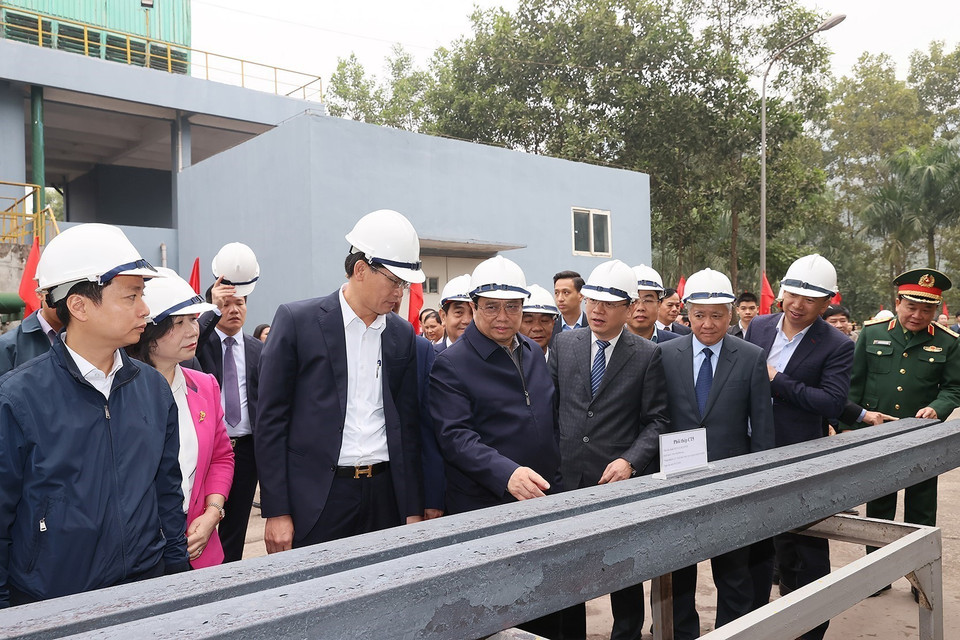 Thủ tướng Phạm Minh Chính thăm Phân xưởng luyện thép của Nhà máy Gang thép Cao Bằng. (Ảnh: Dương Giang/TTXVN)