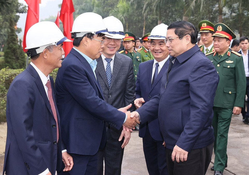 Thủ tướng Phạm Minh Chính với cán bộ, kỹ sư Nhà máy Gang thép Cao Bằng. (Ảnh: Dương Giang/TTXVN)