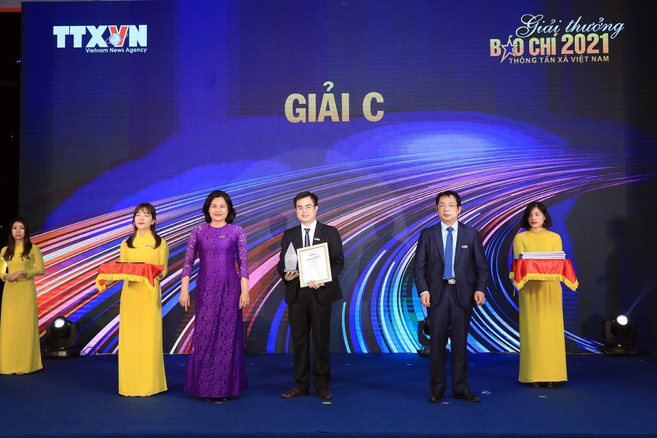 Các tác giả, tập thể đạt giải C. (Ảnh: Tuấn Anh/TTXVN)