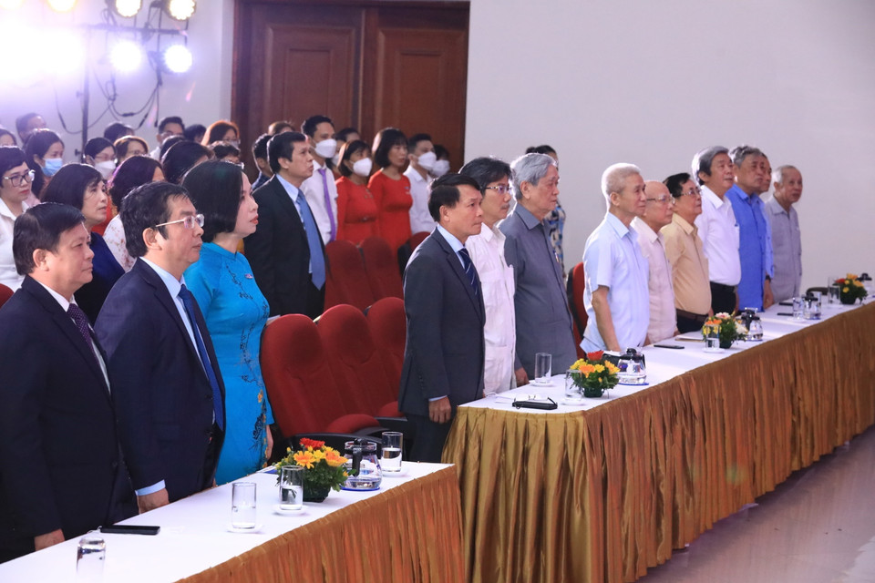 Các đại biểu thực hiện nghi lễ chào cờ. (Ảnh: Hoàng Hiếu/TTXVN)