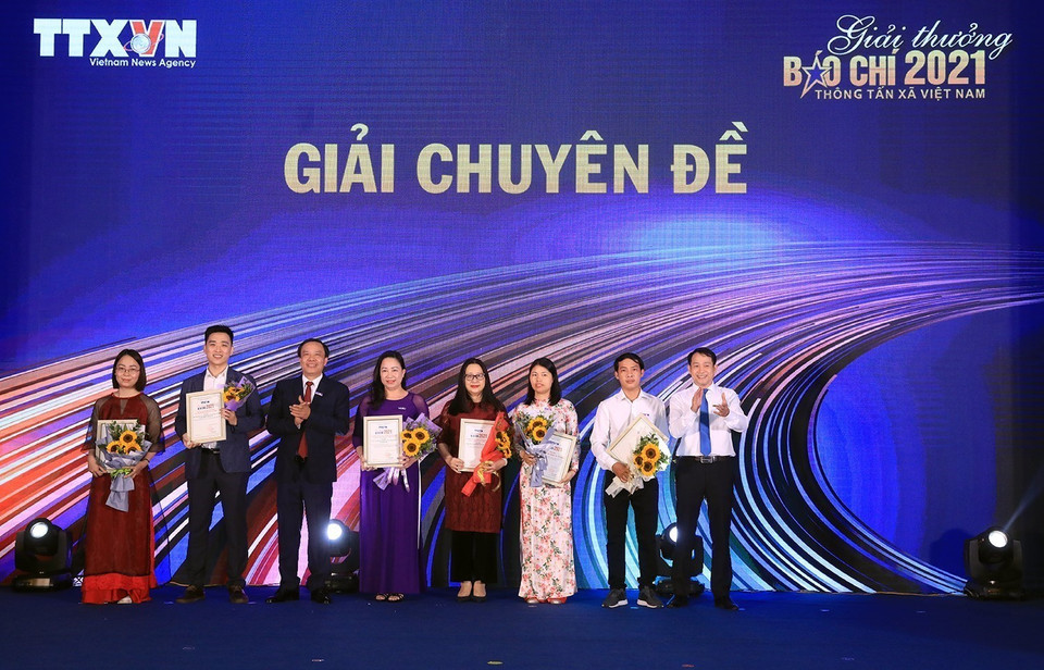 Các tác giả, tập thể đạt giải Chuyên đề. (Ảnh: Tuấn Anh/TTXVN)