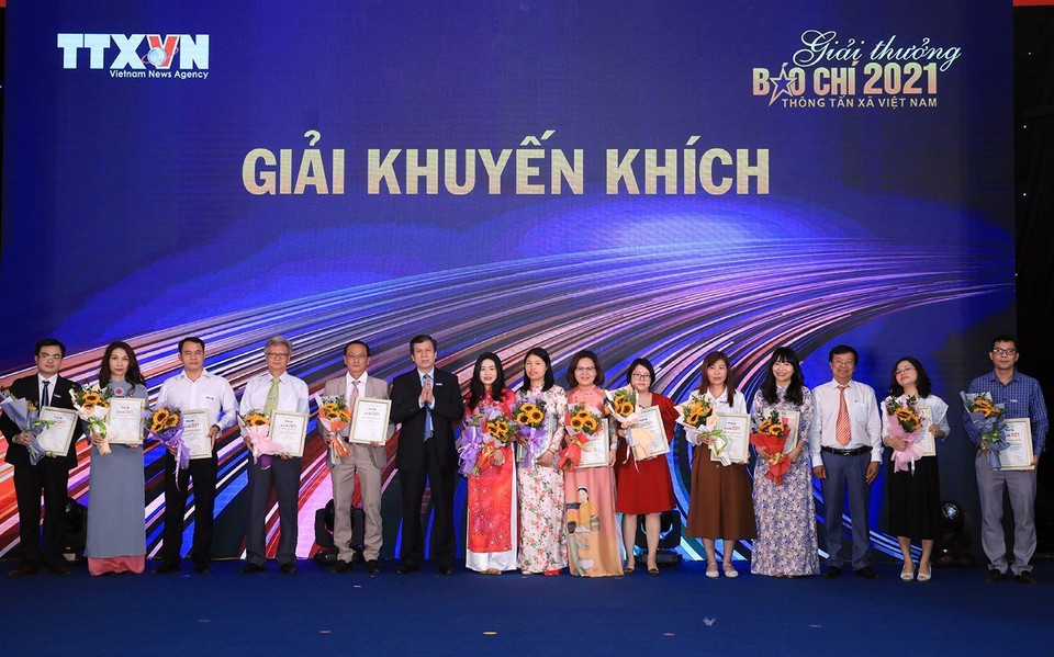 Các tác giả, tập thể đạt giải Khuyến khích. (Ảnh: Tuấn Anh/TTXVN)
