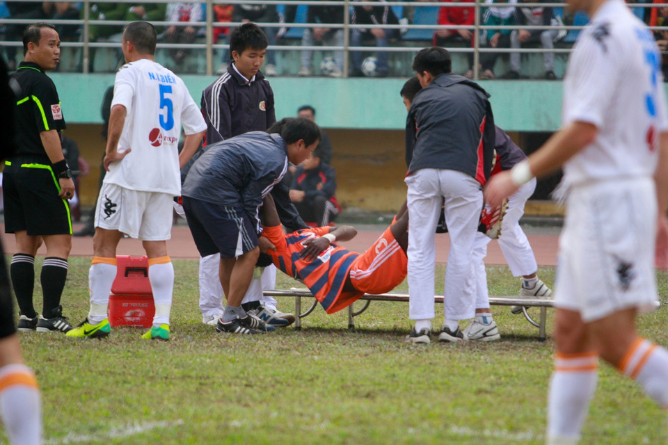 Trận đấu có nhiều thẻ phạt và các tình huống bạo lực. (Ảnh: Minh Chiến/Vietnam+)