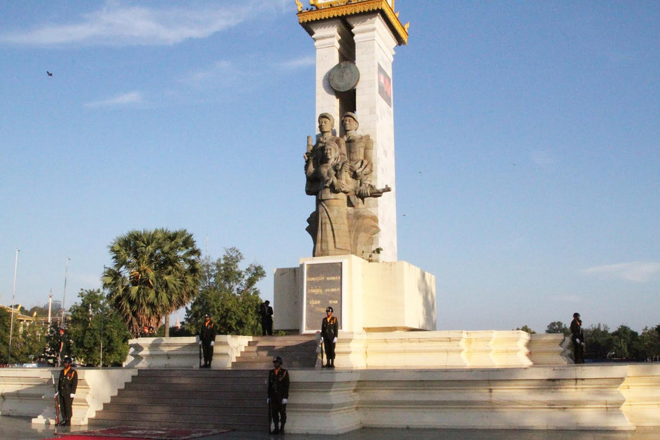 Đài liệt sỹ quân tình nguyện Việt Nam tại trung tâm thủ đô Phnom Penh, tưởng nhớ sự hy sinh to lớn của các chiến sỹ quân tình nguyện Việt Nam cho hòa bình của đất nước Chùa Tháp, vun đắp tình hữu nghị truyền thống tốt đẹp giữa hai nước Việt Nam – Campuchia. (Ảnh: Xuân Khu/Vietnam+)