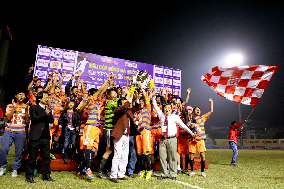 V.Ninh Bình nâng cao chức vô địch. (Ảnh: Minh Chiến/Vietnam+)