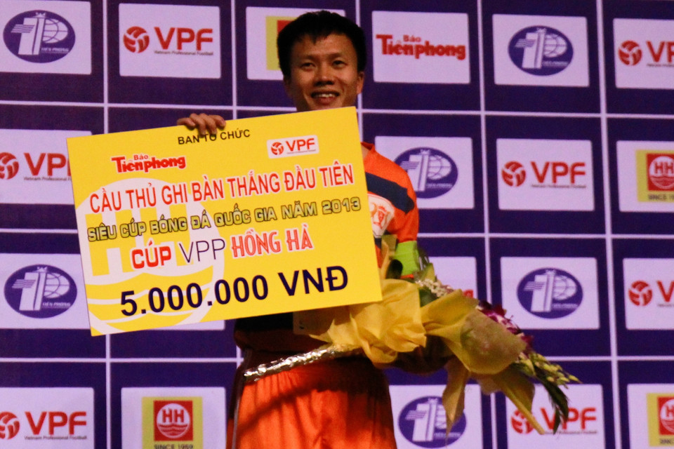 NhậĐội trưởng Mạnh Dũng nhận giải cầu thủ ghi bàn đầu tiên. (Ảnh: Minh Chiến/Vietnam+)