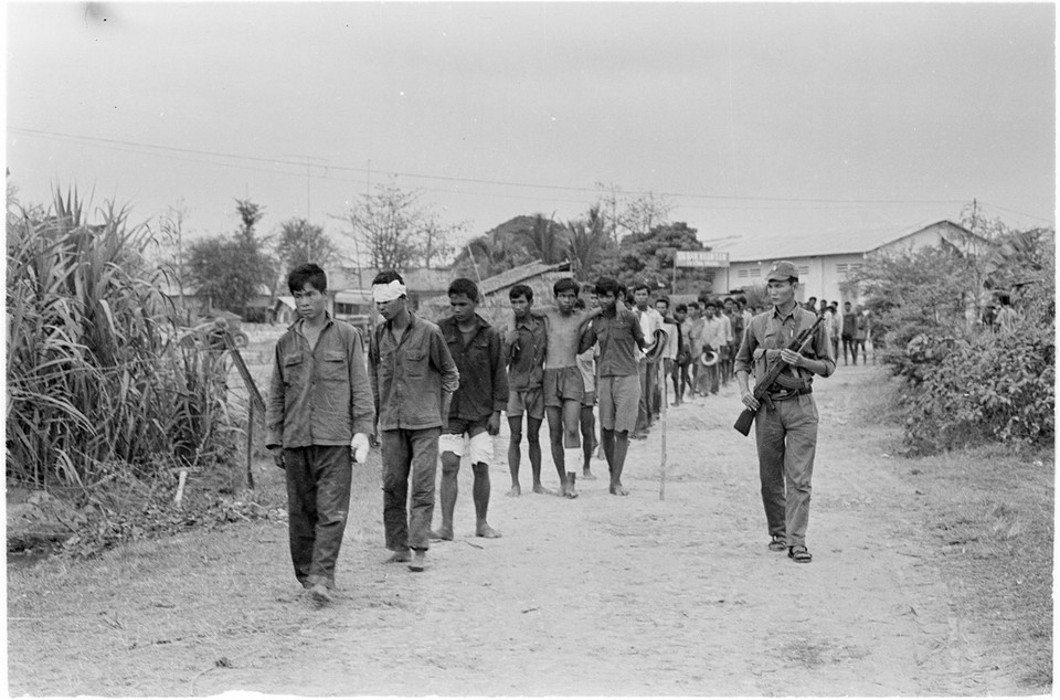 Hàng trăm binh sĩ Khmer Đỏ bị quân ta bắt khi chúng xâm lấn biên giới Việt Nam ở 2 huyện Bảy Núi và Tịnh Biên, tỉnh An Giang (19/1/1978). (Ảnh: Nguyễn Dĩnh/TTXVN)