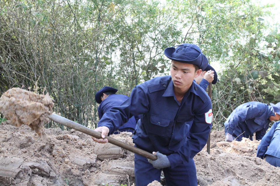  Ngay trong ngày đầu tiên năm mới, các chiến sỹ đội công tác K90 – Quân khu 9 vẫn tiến hành công việc của mình, nhằm đáp ứng mong mỏi của các gia đình có liệt sỹ hy sinh trên địa bàn tỉnh Kandal, Campuchia.( Ảnh: Xuân Khu/Vietnam+)