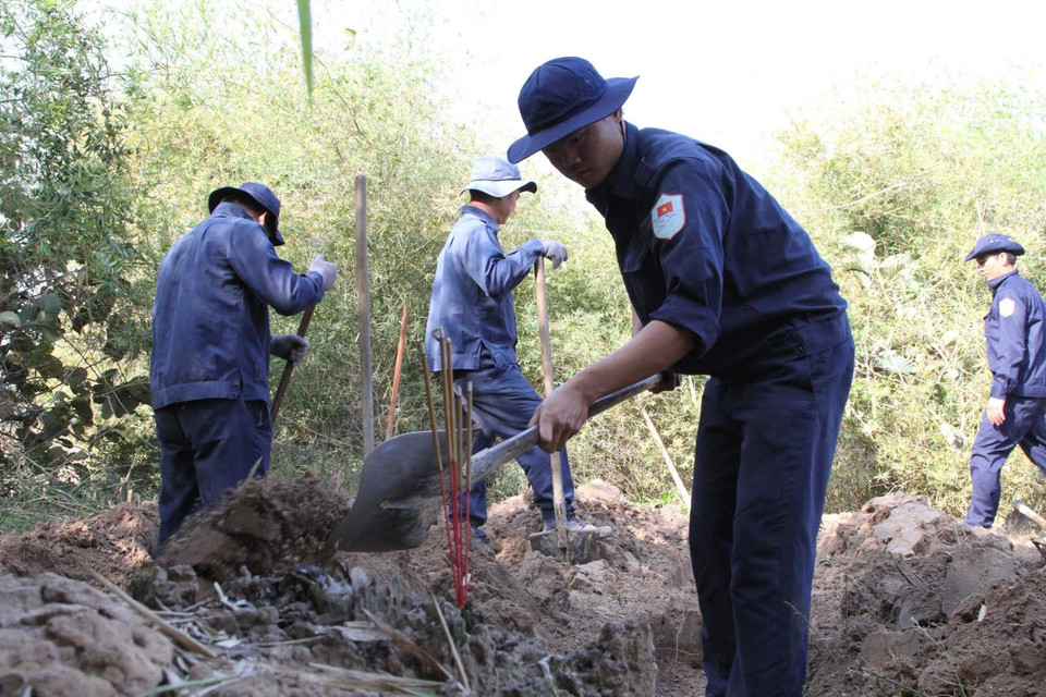  Ngay trong ngày đầu tiên năm mới, các chiến sỹ đội công tác K90 – Quân khu 9 vẫn tiến hành công việc của mình, nhằm đáp ứng mong mỏi của các gia đình có liệt sỹ hy sinh trên địa bàn tỉnh Kandal, Campuchia.( Ảnh: Xuân Khu/Vietnam+)