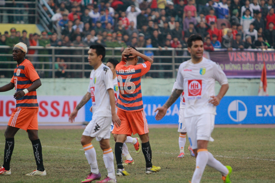 Văn Thắng bỏ lỡ một quả phạt đền trong hiệp 1. (Ảnh: Minh Chiến/Vietnam+)