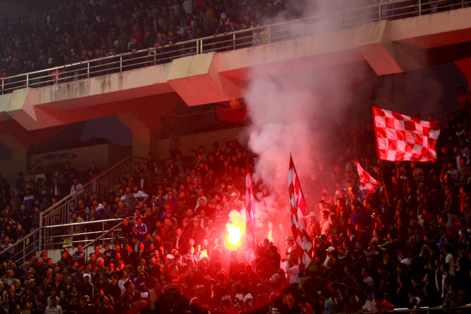 Pháo sáng sau bàn thắng thứ 2 của Ninh Bình. (Ảnh: Minh Chiến/Vietnam+)