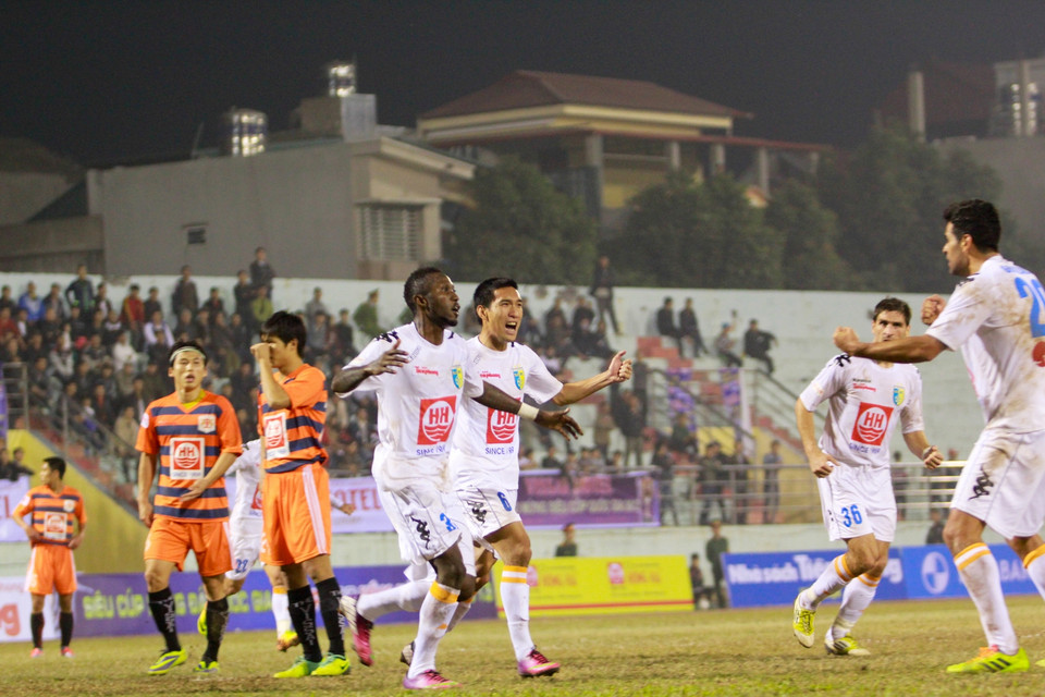 Hà Nội T&amp;T quân bình tỷ số 2-2 nhờ công Samson. (Ảnh: Minh Chiến/Vietnam+)