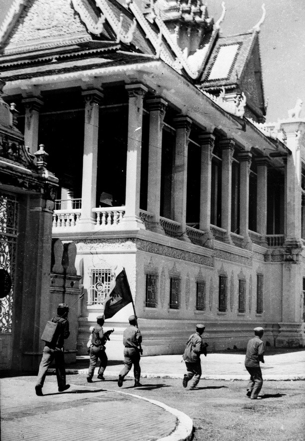 Lực lượng vũ trang Cách mạng Campuchia tiến vào Hoàng cung giải phóng Phnom Penh. (Ảnh: TTXVN)