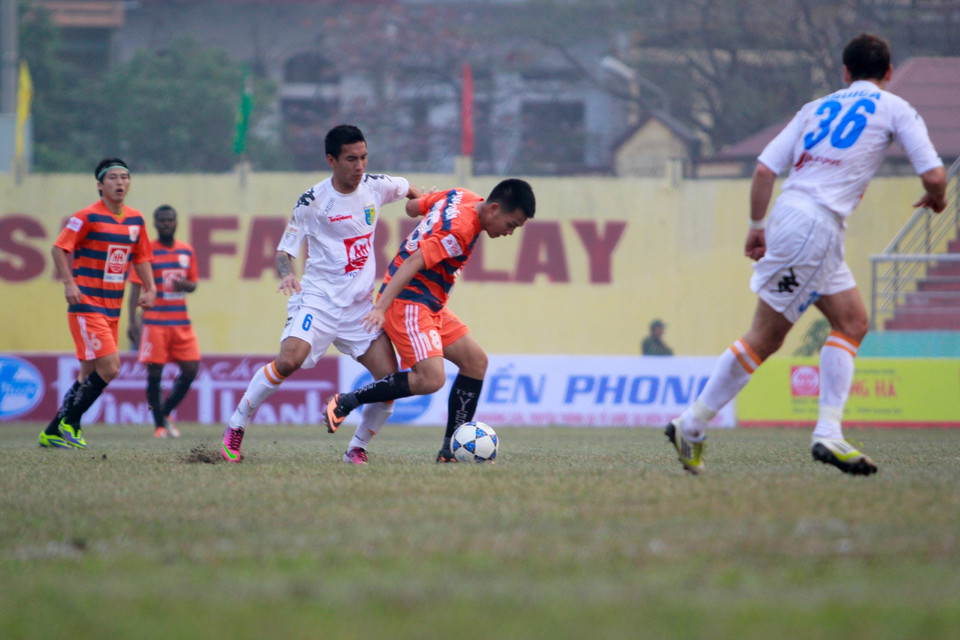 Trận đấu diễn ra quyết liệt và cởi mở từ đầu. (Ảnh: Minh Chiến/Vietnam+)