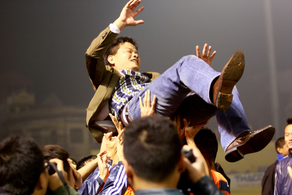 Người hâm mộ tỉnh nhà công kênh huấn luyện viên Nguyễn Văn Sỹ. (Ảnh: Minh Chiến/Vietnam+)