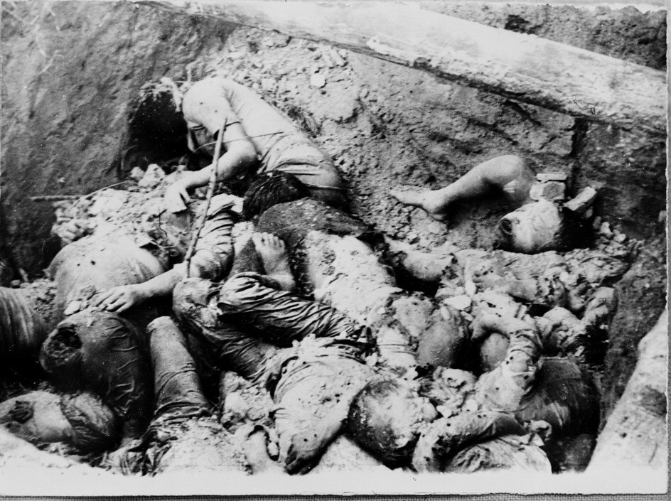 Những hố chôn người tập thể được khai quật ở Campuchia sau ngày 7/1. Hơn 3 triệu người Campuchia đã bị giết hại một cách man rợ dưới chế độ cai trị của Pol Pot (Ảnh: TTXVN)