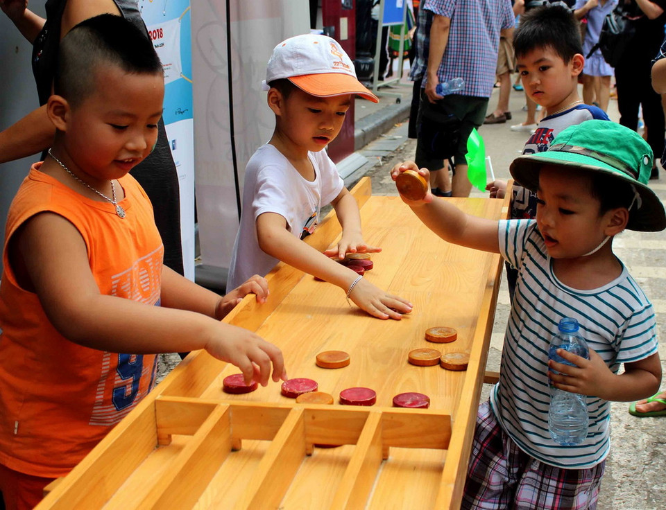 Các em thiếu nhi hòa mình vào các trò chơi độc đáo đến từ châu Âu. (Ảnh: Thanh Tùng/TTXVN)