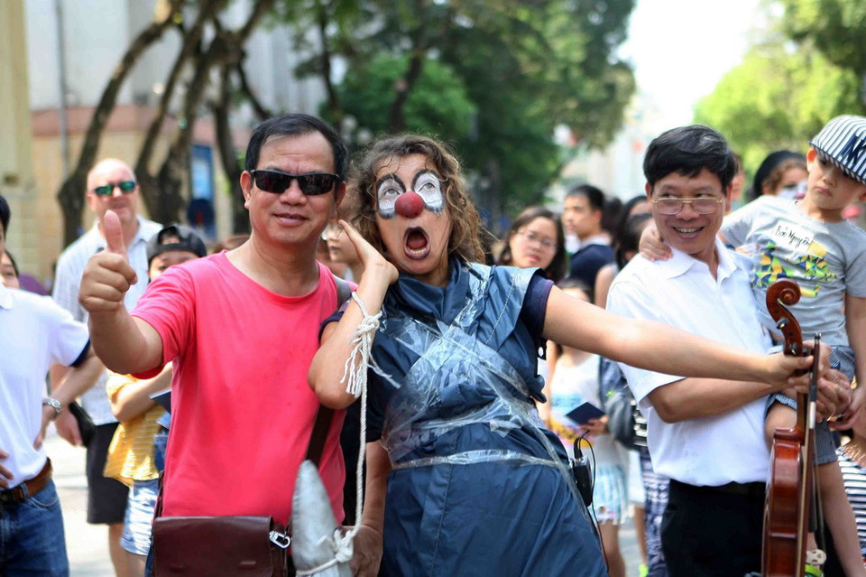 Cùng lưu lại những khoảnh khắc đẹp, thú vị bên Ngôi làng châu Âu. (Ảnh: Thanh Tùng/TTXVN)