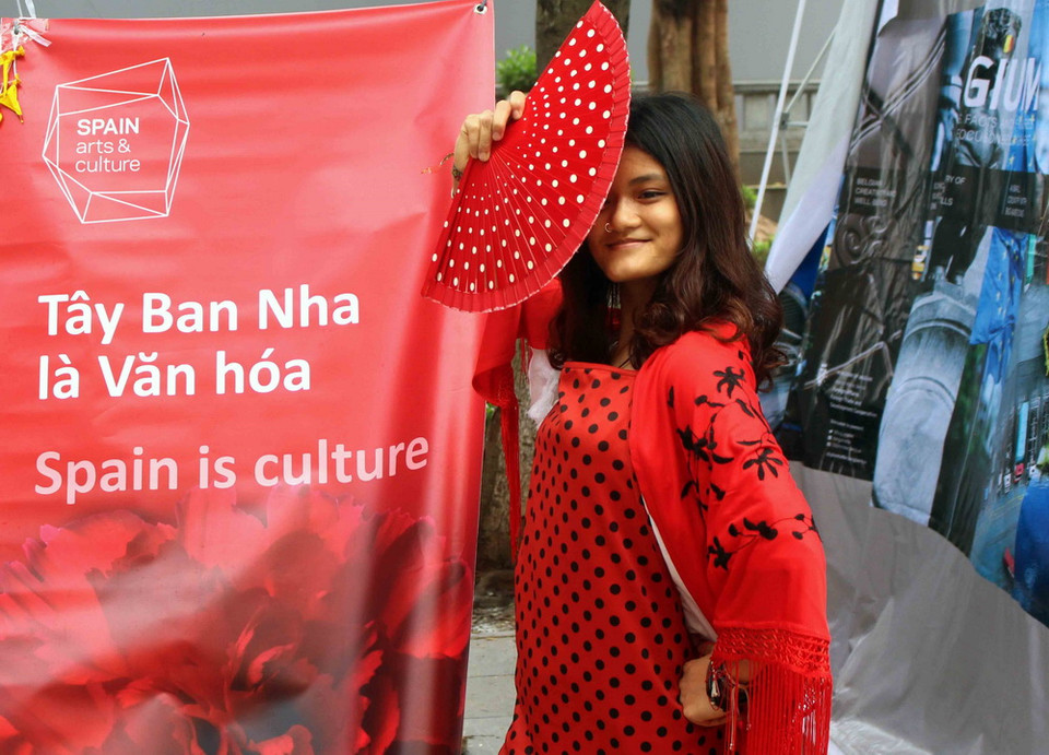 Cùng lưu lại những khoảnh khắc đẹp, thú vị bên Ngôi làng châu Âu. (Ảnh: Thanh Tùng/TTXVN)