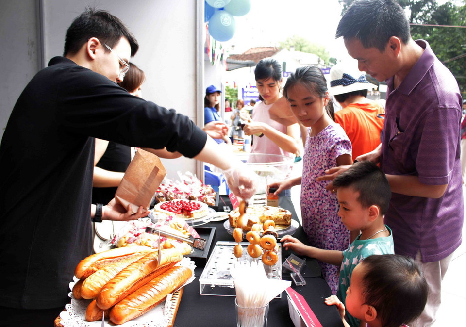 Tận hưởng các mòn ẩm thực tới từ châu Âu. (Ảnh: Thanh Tùng/TTXVN)