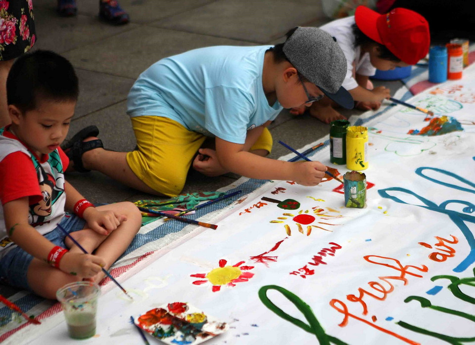 Các em thiếu nhi cùng vẽ tranh bảo vệ môi trường. (Ảnh: Thanh Tùng/TTXVN)