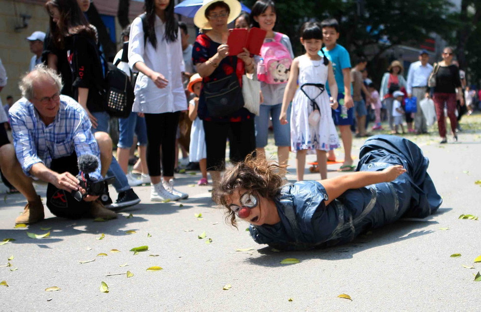 Thưởng thức các tiết mục hài, xiếc độc đáo. (Ảnh: Thanh Tùng/TTXVN)