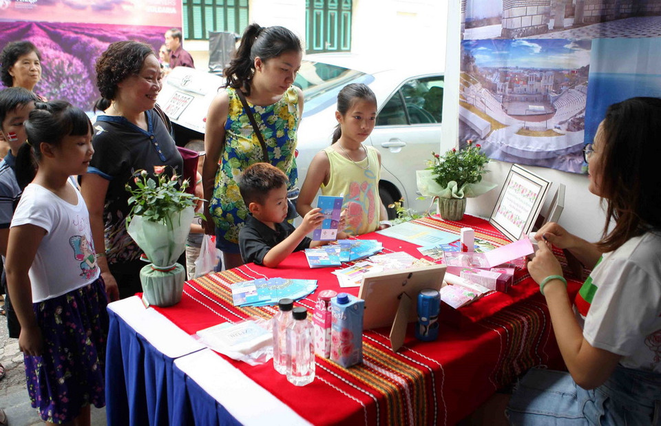 Mỗi gian hàng của đại sứ quán các nước thành viên là một không gian quảng bá hình ảnh, văn hóa tới người dân và du khách. (Ảnh: Thanh Tùng/TTXVN)