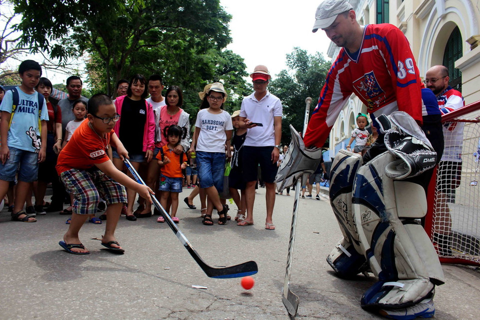 Các em nhỏ háo hức với môn thể thao khúc côn cầu. (Ảnh: Thanh Tùng/TTXVN)