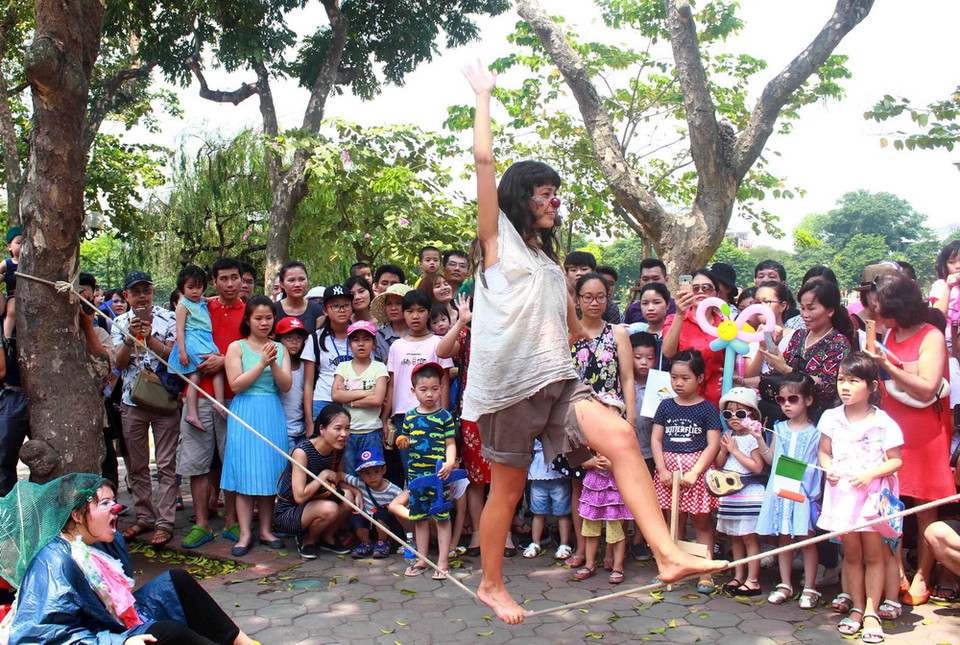 Thưởng thức các tiết mục hài, xiếc độc đáo. (Ảnh: Thanh Tùng/TTXVN)