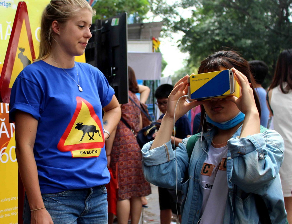 Trải nghiệm kính thực tế ảo. (Ảnh: Thanh Tùng/TTXVN)