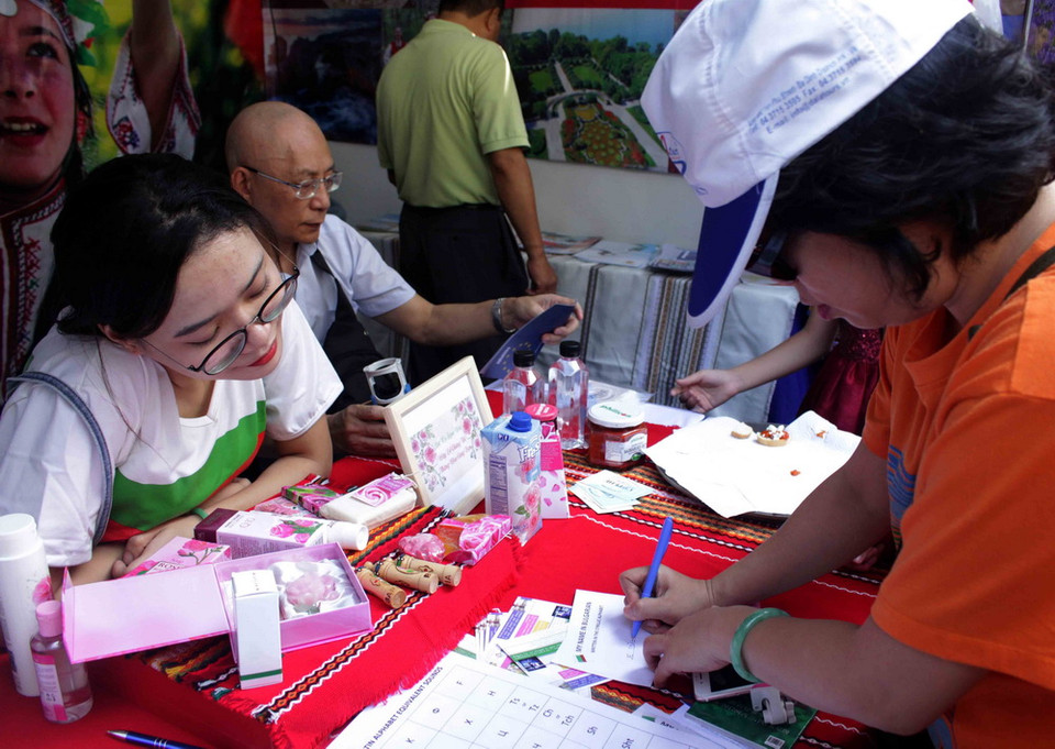 Thử viết tên mình bằng một thứ tiếng châu Âu. (Ảnh: Thanh Tùng/TTXVN)