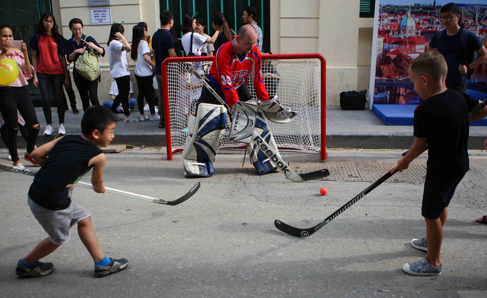 Các em nhỏ háo hức với môn thể thao khúc côn cầu. (Ảnh: Thanh Tùng/TTXVN)