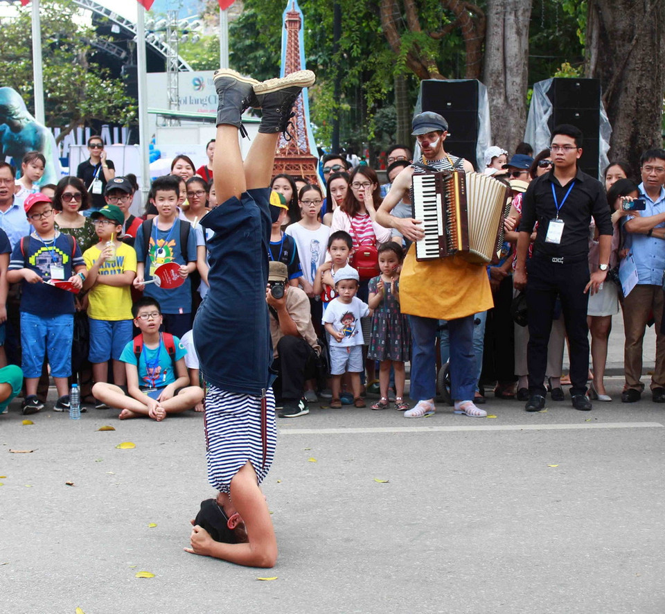 Thưởng thức các tiết mục hài, xiếc độc đáo. (Ảnh: Thanh Tùng/TTXVN)