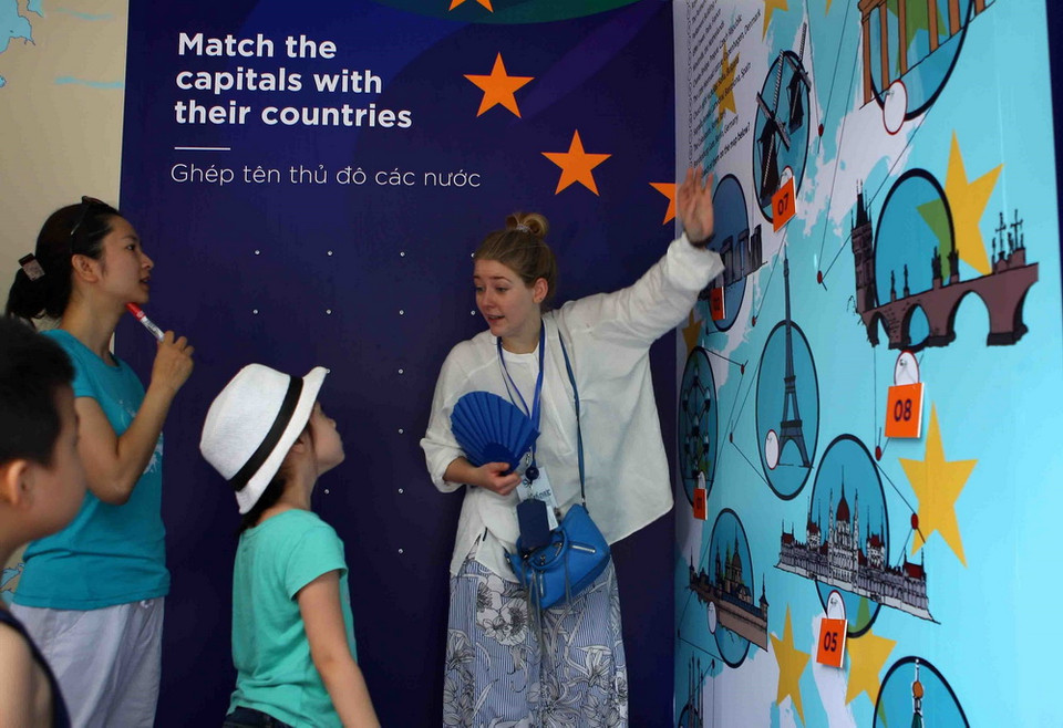 Tham gia trò chơi tìm hiểu về di sản của châu Âu. (Ảnh: Thanh Tùng/TTXVN)