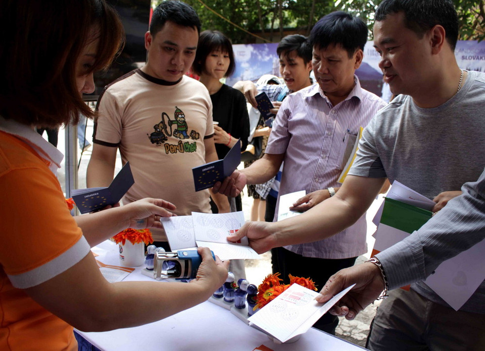 Cùng đóng dấu hộ chiếu như đi du lịch các nước châu Âu. (Ảnh: Thanh Tùng/TTXVN)