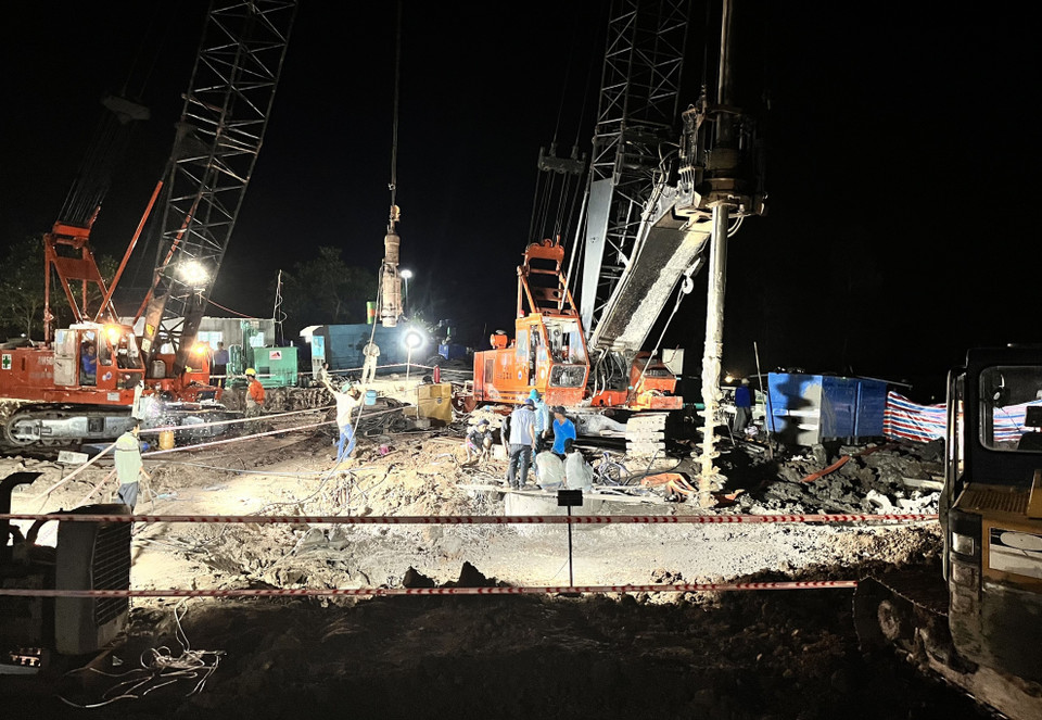 Lực lượng cứu nạn làm việc cả ngày lẫn đêm. (Ảnh: TTXVN phát)